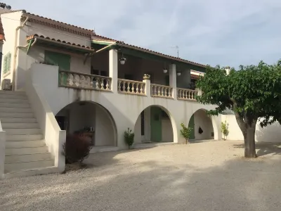 Sur les Pas de Pagnol Hotel dekat Eglise de Saint Pierre Les Aubagne