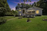 Charming Pet Friendly Coastal Getaway 3 Bedroom Home by Redawning Hotels near Glass Beach