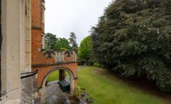 The Woking Wonder - Captivating 3Bdr Flat with Parking