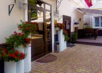 Na Manezhnom Hotel