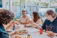 Surf Inn Boutique Backpackers - Free Breakfast