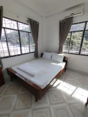 Nha Nghi Sao Mai Hotels in Горад Хацьен