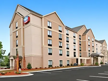 TownePlace Suites Wilmington/Wrightsville Beach Отели рядом с достопримечательностью «Университет Северная Каролина в Уилмингтон»