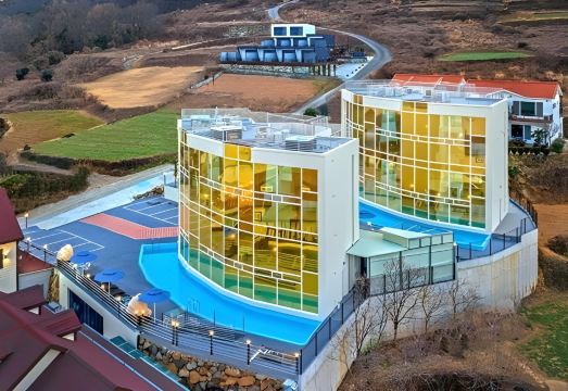 남해 하버리조트의 고급스러운 외관