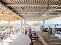Golden Sand Hotel berhampiran Pantai Plaka