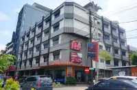 Losari Beach Inn Hotel di Bulo Gading