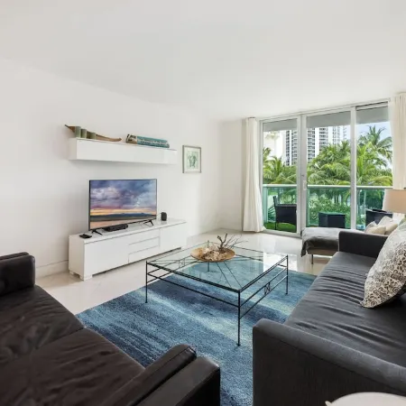 Beach Steps Away, Park View 1BR in Sunny Isles with WiFi, AC