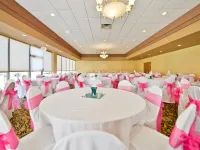 Ramada by Wyndham Plymouth Hotel & Conference Center Hotels in Wayzata