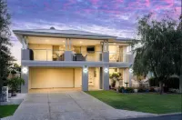 Foreshore Escape - Your Ultimate Coastal Retreat Hotels near Busselton Jetty