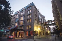 هوتل فوندادور Hotels near La Moneda Cultural Center