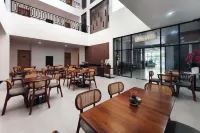 Khas Palu Hotel - parking