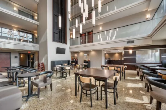 Drury Inn & Suites Champaign Отели рядом с достопримечательностью «Парк Хессел»