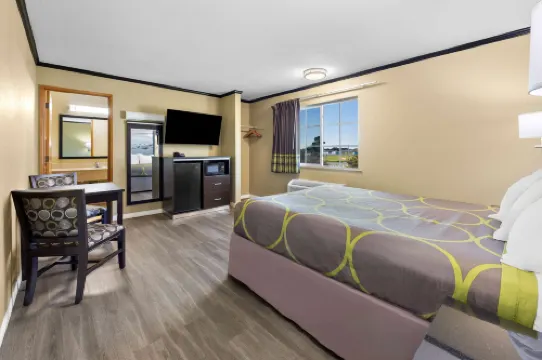 Super 8 by Wyndham Crescent City Hotels in Crescent City