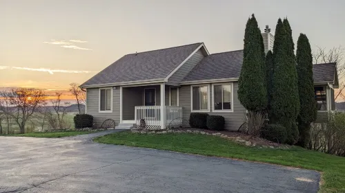 Beautiful home, Hot Tub, great views, easy access to downtown and Territory