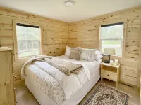 The BL Cottage - Lake Getaway with Panoramic Views, near Cascade Mountain Hotels in Packwaukee