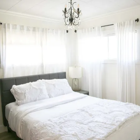 Sundog Cottage - Clean & Cozy - EV - Walk to Food & Beach - Fenced Yard for Dog