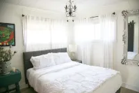 Sundog Cottage - Clean & Cozy - EV - Walk to Food & Beach - Fenced Yard for Dog