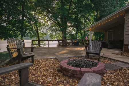 Sunset Cove - Beautiful waterfront - Relax & Unwind on the KY Lake - TN River Отели в г. Камден