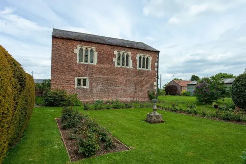 COSY COTTAGE, with shared, seasonal pool, 4 mile walk along the river to York