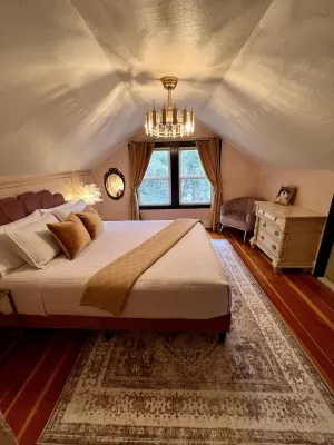 The Prohibition Hideaway- 1920s themed home! 7 min walk to downtown Nevada City Hotels near J J Jackson's