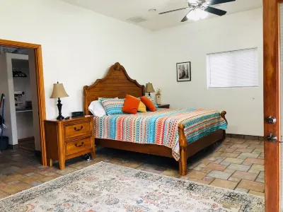 Casa de Flores 3 bdrm, 2 bath with covered hot tub Hotels near Hobby Lobby