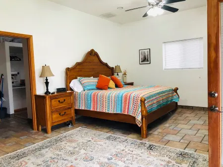 Casa de Flores 3 bdrm, 2 bath with covered hot tub Отели рядом с достопримечательностью «Museum of Nature & Science»