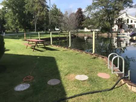 Cheerful 3 bedroom cottage with River access.