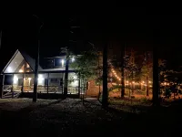 Cloudpine Cabin: Luxe Stay - 2 Decks, Hot Tub, Fire Pit & Game Room in Hochatown