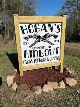 Hogan's Hideout Garage Apartment, cozy, private Cabin