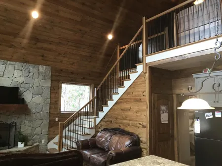 Lake Martin alabama, Cozy Couple Or Small Family. Pontoon Boat Rentals Available