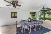 4 Bed, Hot Tub, Private Miami Home