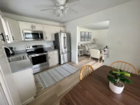 Spacious 4Br 2BTH, 2Floors 1/2 Mile to Beach. on Cape May Island