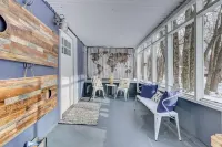 The Lux Big Blue House~Movie Room~Arcades~HotTub~6Br~FirePit~Family Friendly!