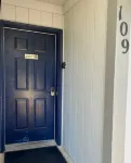 1st floor Oceanfront studio with king bed and hot-tub & AC