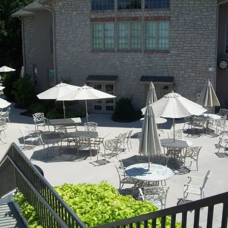 Walk-in Shower /New Decor/ Kings/ Clean/ Indoor-Outdoor Pools/ Golf View on 10th