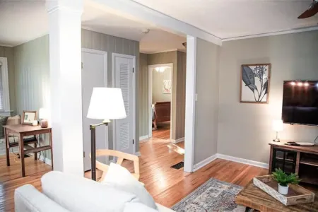 Cozy Adams St Cottage! Short walk to square!