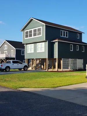 9 MINUTE WALK TO THE BEACH; BEAUTIFULLY DECORATED; GREAT SIDE-STREET LOCATION