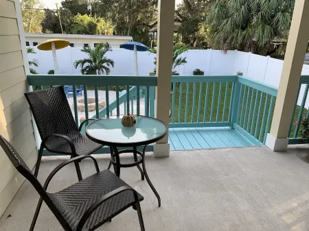 Fun Location,  Walking Distance to Docks, New Pickleball Courts & Near Beaches