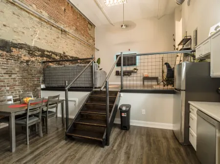 King Sized - Heart of Downtown Lafayette Отели в г. Лафайетт