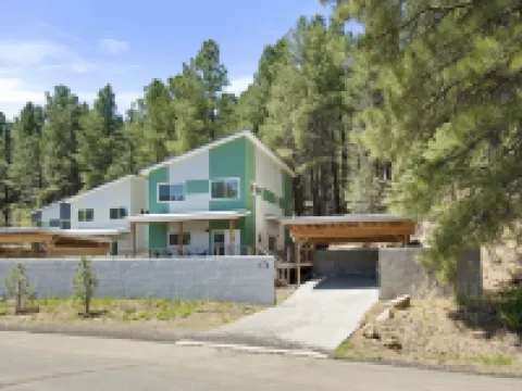 4Br Cabin w/ Hot Tub • Huge Deck & BBQ • Trails 卡馳納山莊酒店