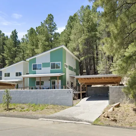 4Br Cabin w/ Hot Tub • Huge Deck & BBQ • Trails
