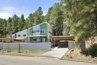 Modern Cabin - HOT TUB, nearby trail, large deck, BBQ