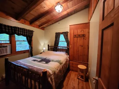 Snowshoe Hare Cabin at the Adirondack Lodge - 5 mins to Lake George Village