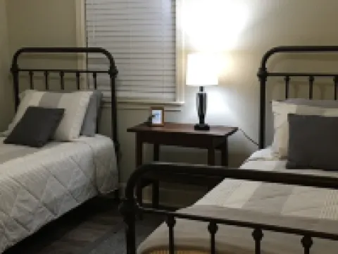 FAMILY GUEST HOUSE-SPLIT BEDROOMS 山景城酒店