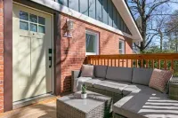 Peaceful Private Lane, Minutes to Airport, Modern & Cozy