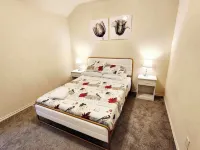 Hot Tub! 4BR 3BA Modern, newly remodeled, 16 ppl