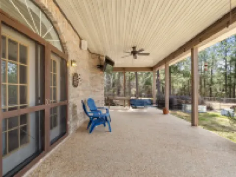 Belle La Vie! Spacious Lake house with gorgeous views!