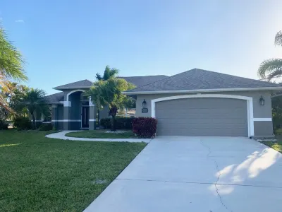 Beautiful waterfront home, pool & new interior on canal! Hotels near Circle K