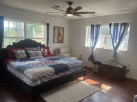Home with play room, enclosed pool and hot tub. Only 10 minutes from the beach! - プール