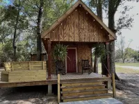 Cozy cabin in serene natural setting. Rustic charm with modern amenities!